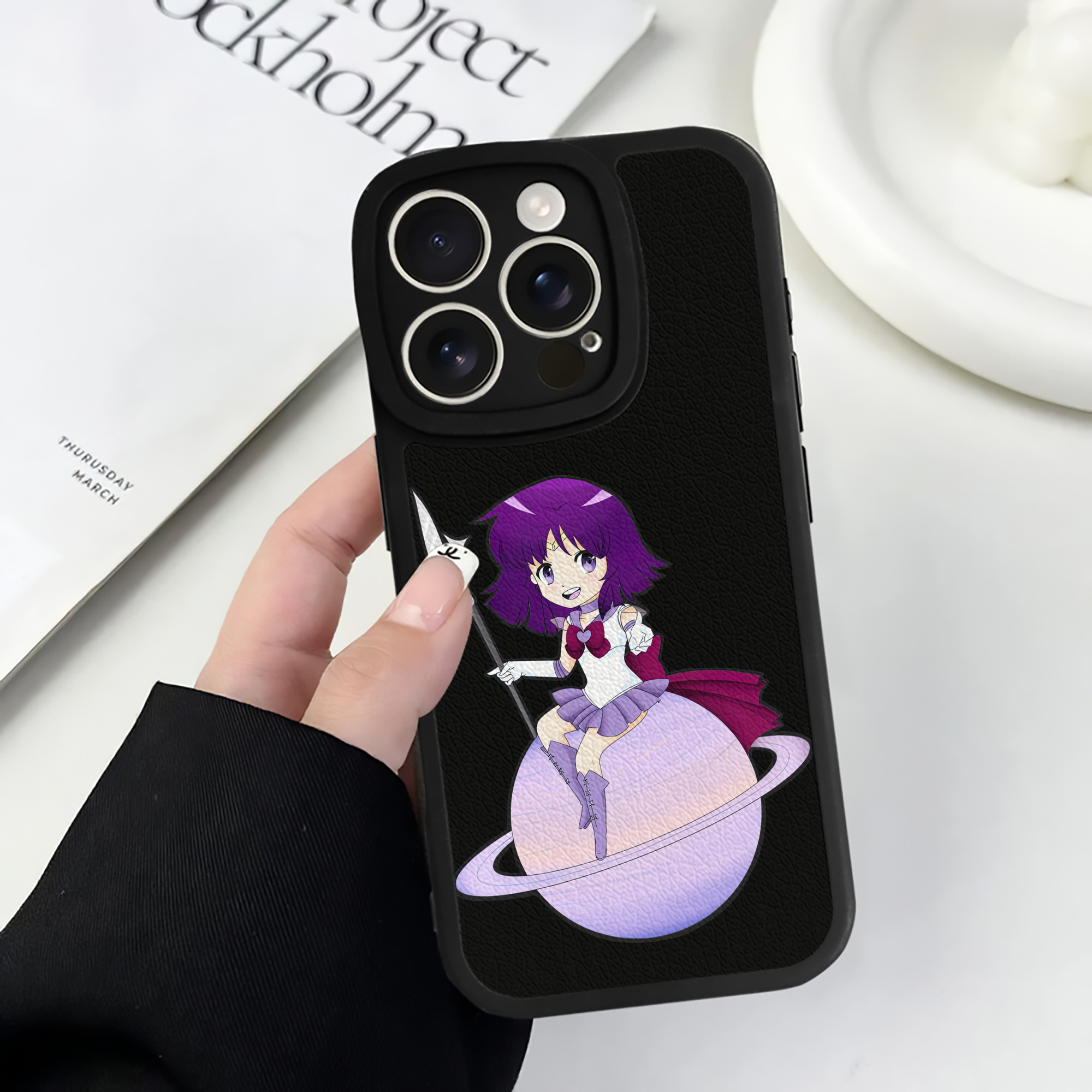 （画像用） 美少女戦士セーラームーン 土萠ほたる Sailor Moon Tomoe Hotaru （セーラーサターン；Sailor Saturn） 【iPhone 16シリーズ対応】シリコンスマホケース（レザー調） 材質：シリコン